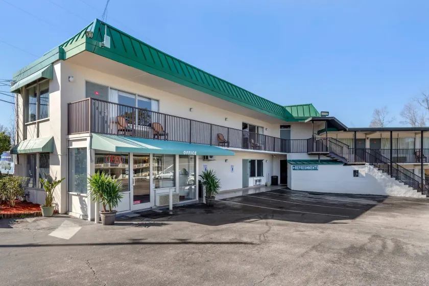 Econo Lodge Conway Central - Image 1