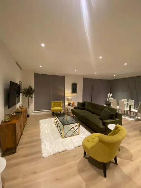 Marvelous 3 Bed Penthouse in KewBridge - Image 1