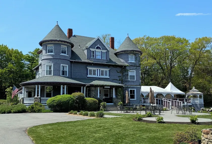 Castle Manor Inn - Image 1
