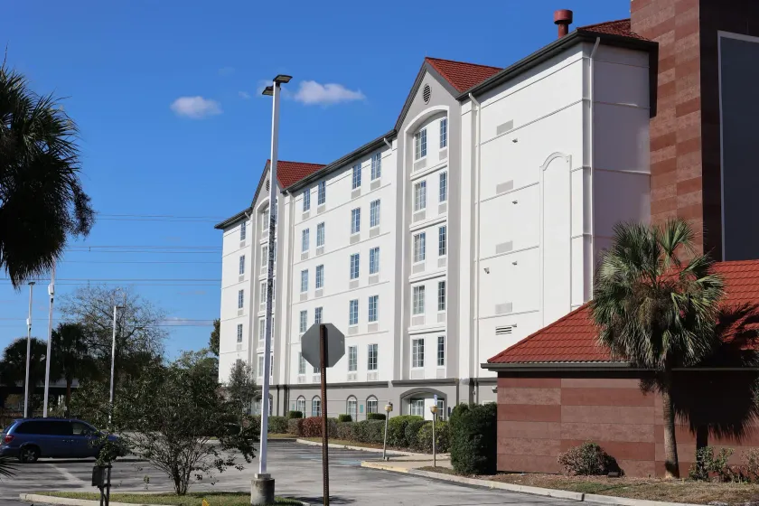 La Quinta Inn and Suites by Wyndham, Ocala - Image 1