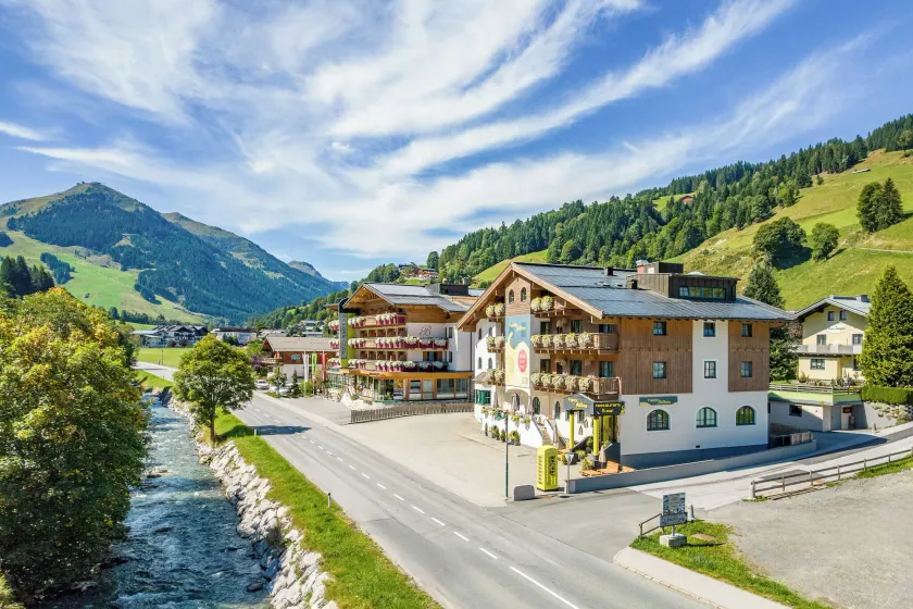 Boutique House happYellow Saalbach mit Joker Card - Image 1