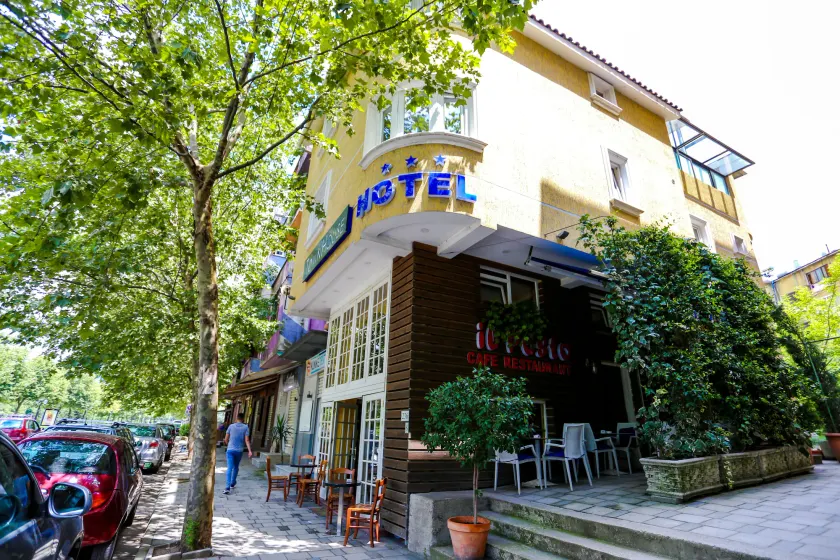 Hotel Town House - Image 1