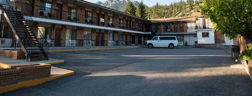 Radium Park Lodge - Image 1