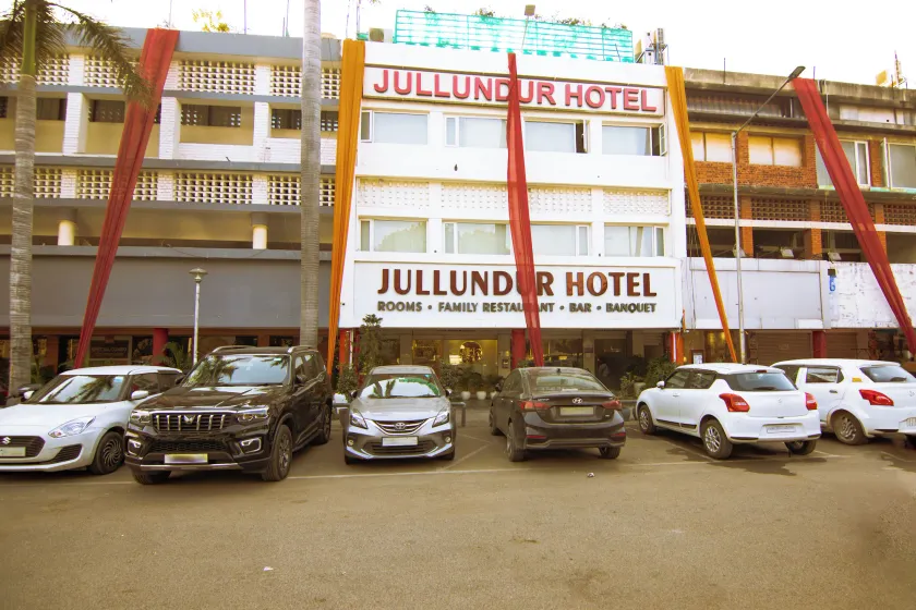 Jullundur Hotel & Restaurant - Image 1