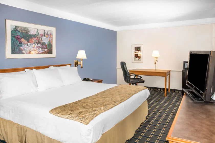 Days Inn by Wyndham Houston - Image 1