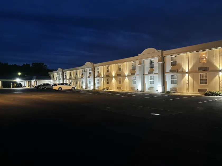 Days Inn by Wyndham Conneaut - Image 1