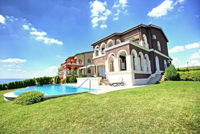 Lighthouse Luxe Estate Apart & Villas - Image 1