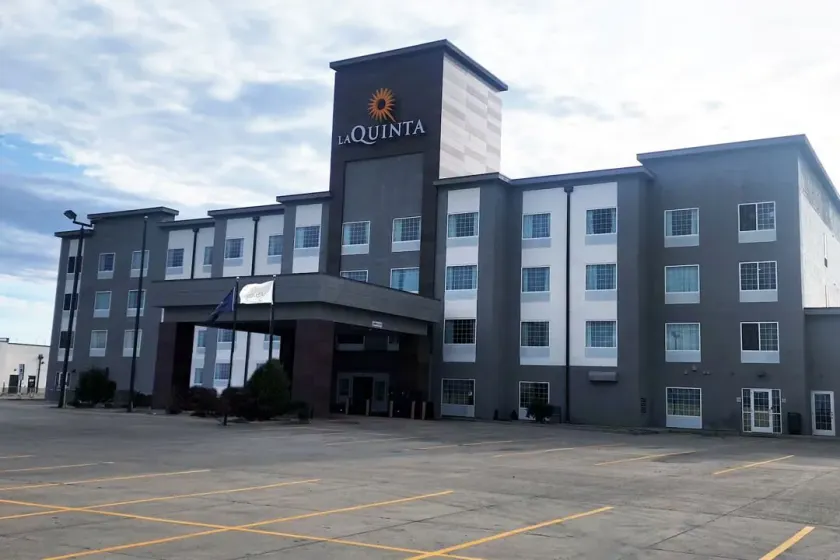 La Quinta Inn & Suites by Wyndham Minot - Image 1