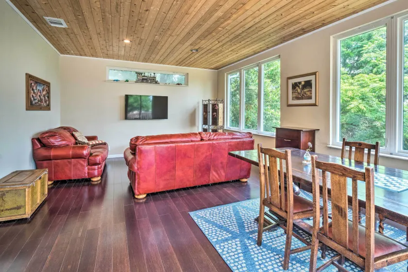 Pet-Friendly Austin Home w/ Deck, Yard, & Views! - Image 1