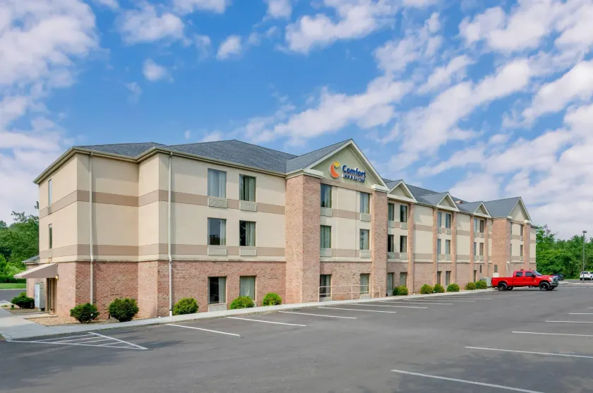 Comfort Inn & Suites Christiansburg I-81 - Image 1