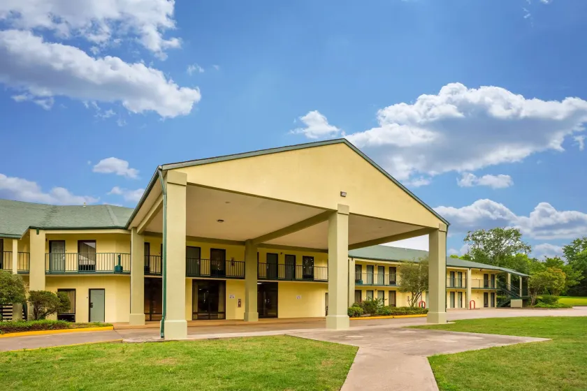 Quality Inn Heber Springs - Image 1