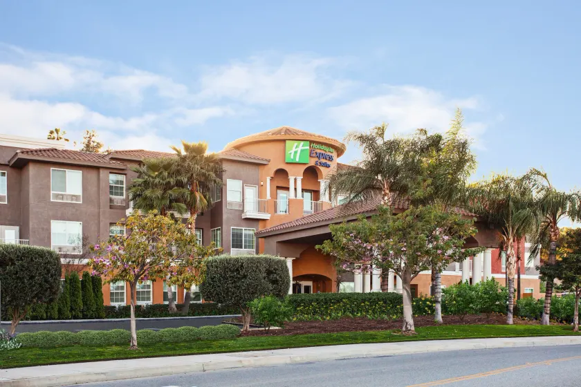 Holiday Inn Express & Suites Corona by IHG - Image 1
