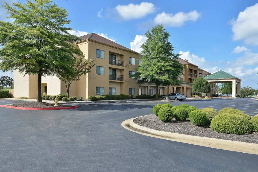 Courtyard by Marriott Bentonville - Image 1