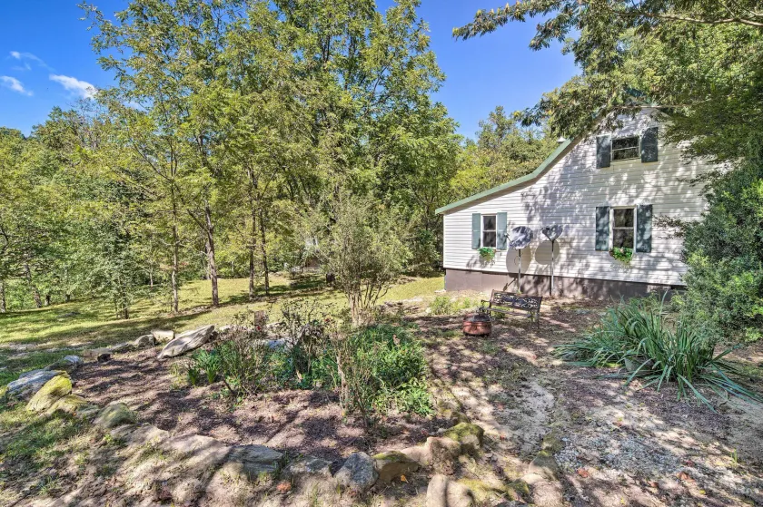 Whimsical Bat Cave Cottage w/ Fire Pit! - Interiør