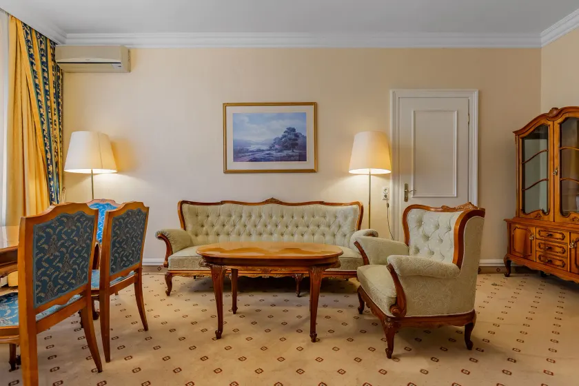 Natsionalny Hotel - Image 1