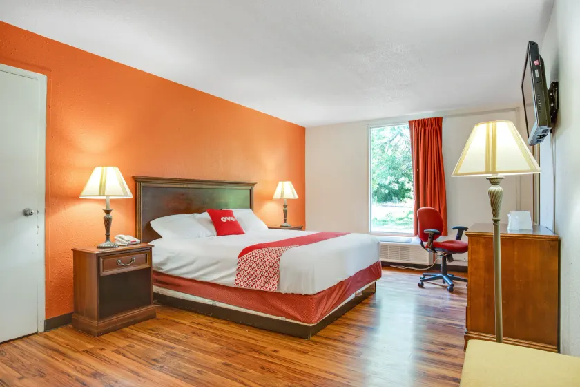 OYO Hotel Mona Lake Muskegon - Image 1