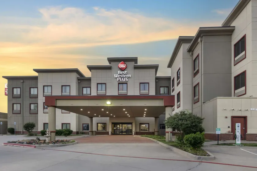 Best Western Plus Texoma Hotel & Suites - Image 1