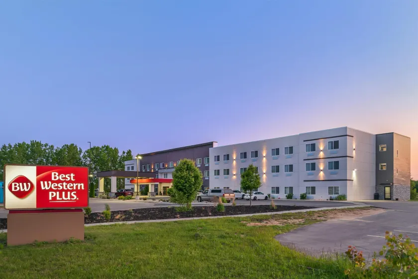 Best Western Plus Wayland Hotel - Image 1