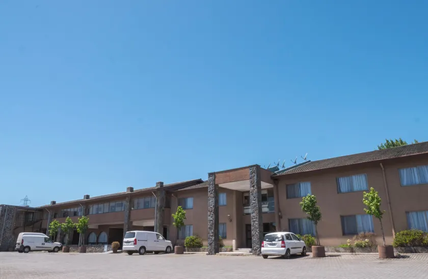 Hotel Econohotel - Image 1