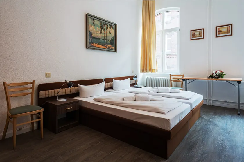 Queens Park Hotel - Image 1