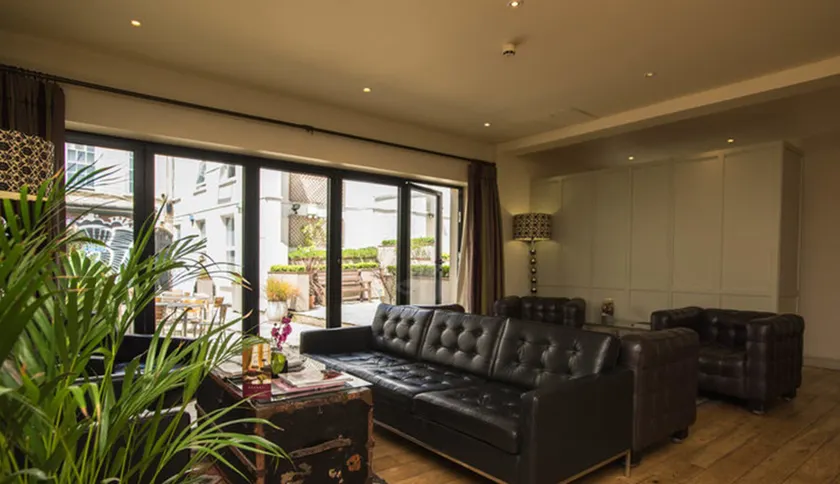 Brooks Guesthouse Bristol - Lobby sitting area