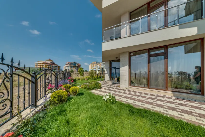Apartcomplex Golden Bay - Image 1