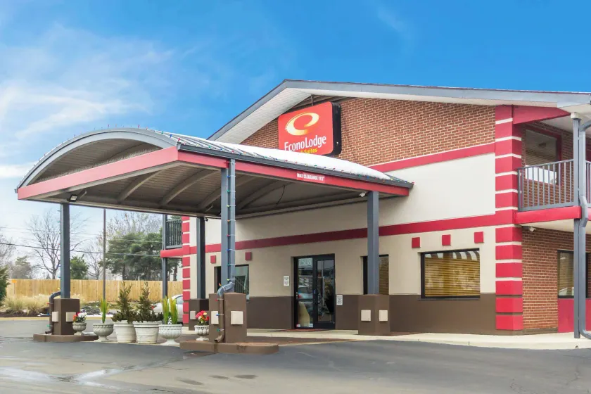 Econo Lodge Inn & Suites I-35 at Shawnee Mission - Image 1