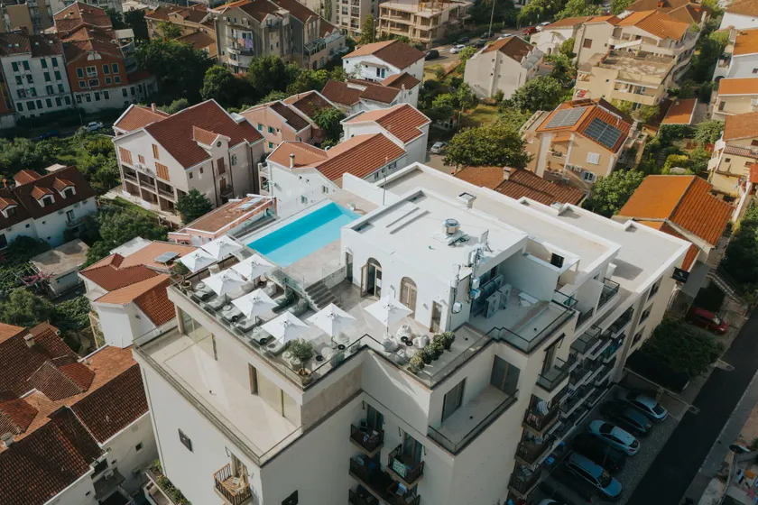 Infinity Hotel & More - Image 1