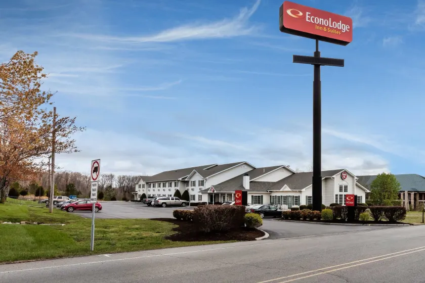 Econo Lodge Inn & Suites Dickson - Image 1