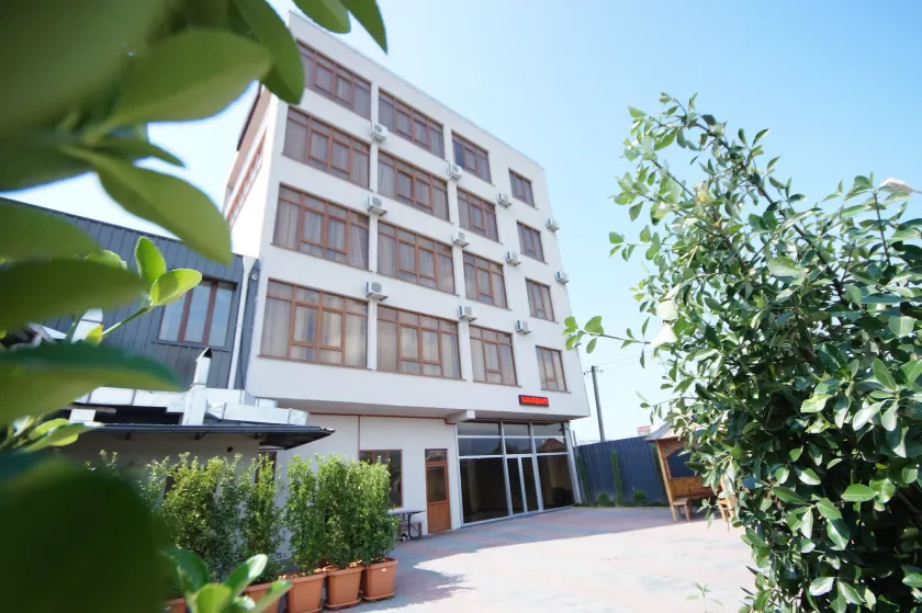 Hotel 725 - Image 1