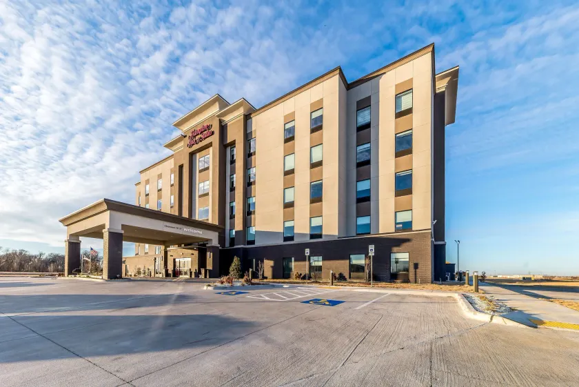 Hampton Inn & Suites Pryor - Image 1