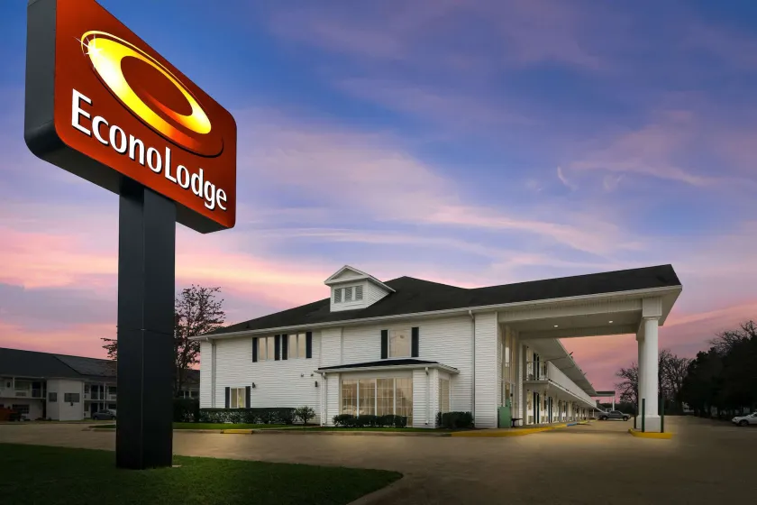 Econo Lodge - Image 1