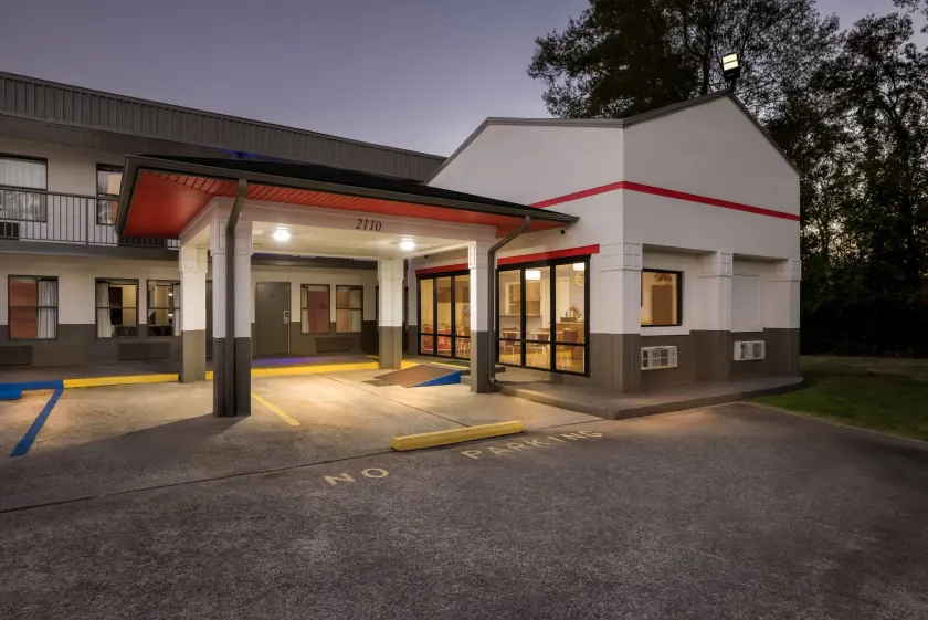 Super 8 by Wyndham Gadsden AL - Image 1