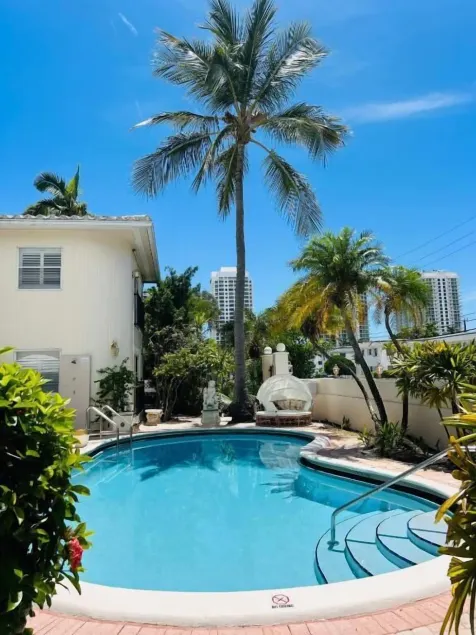 La Casa Hotel - Image 1