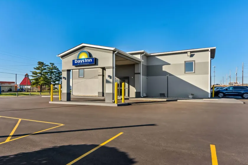 Days Inn by Wyndham Indianapolis East Post Road - Image 1