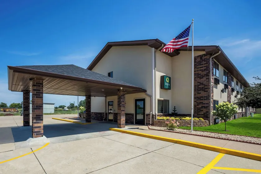 Quality Inn Galesburg near US Highway 34 and I-74 - Image 1