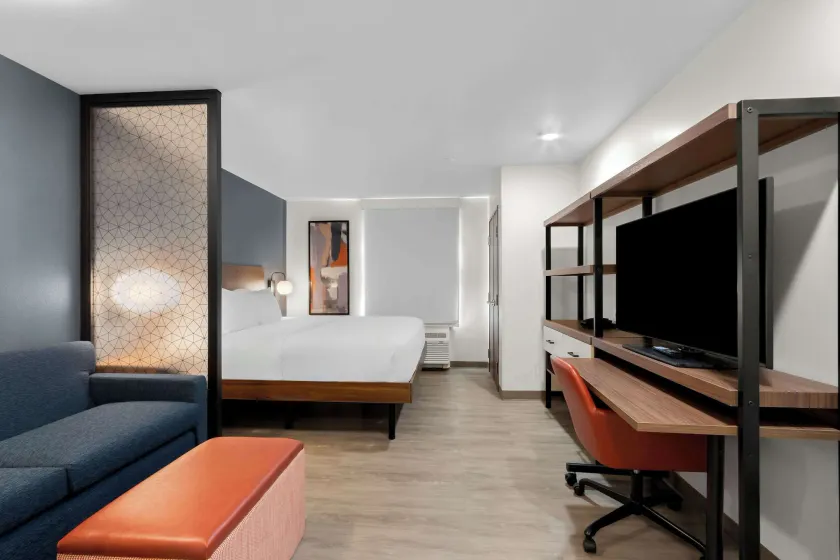 Everhome Suites Glendale Sports Entertainment District by Choice Hotels - Image 1