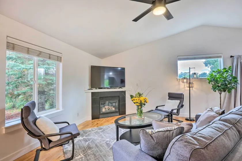 Pet-friendly Bend Home w/ Hot Tub & Patio! - Image 1