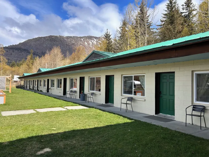 Bird Creek Motel - Image 1