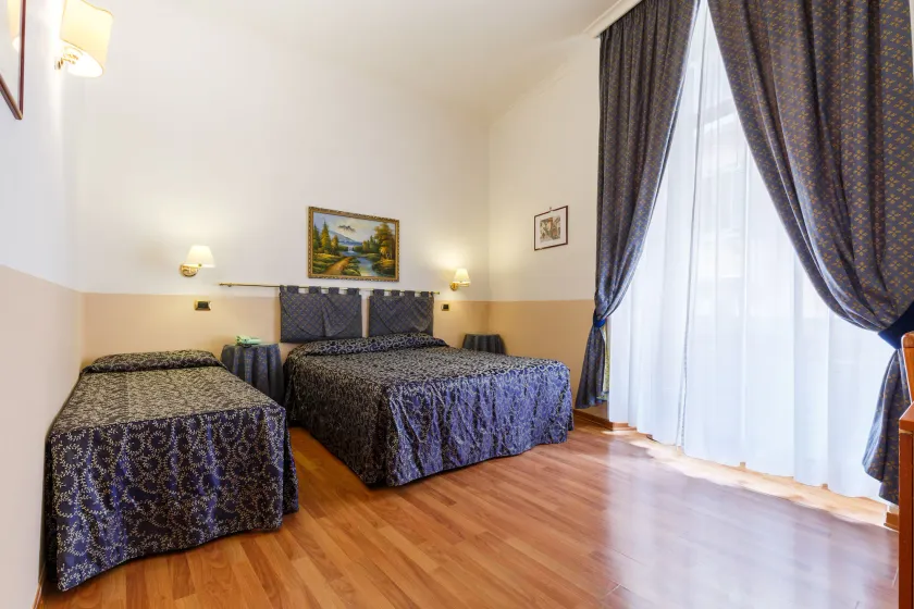 Hotel Paris - Image 1