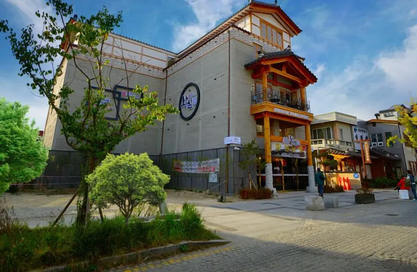 Hwangsil Tourist Hotel Seojoong - Image 1