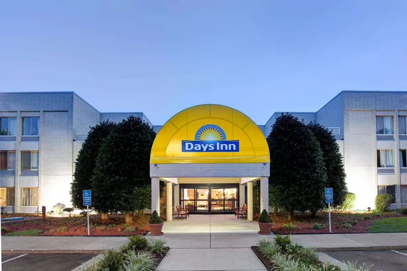Days Inn by Wyndham Newport News City Center Oyster Point - Image 1