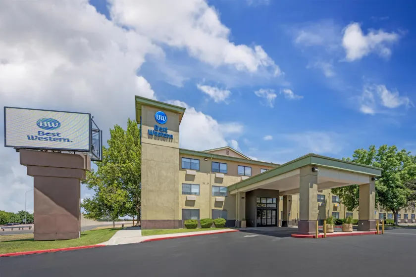 Best Western North I-25 Hotel - Image 1