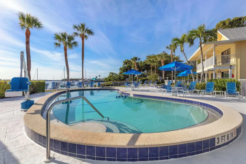Spacieux appartement en copropriété avec barbecue, jacuzzi et piscine chauffée | Vue sur l'eau - Image 1