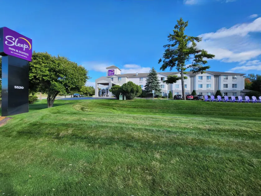 Sleep Inn & Suites Bay View Acme - Traverse City - Image 1