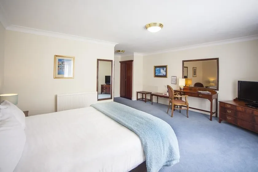 The Walnut Tree Hotel - Image 1