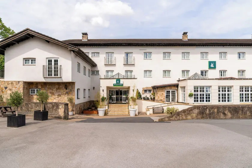 Airport Inn Manchester - Image 1