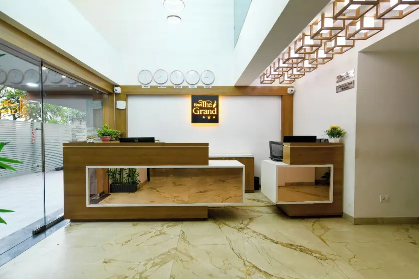 Hotel The Grand - Lobby