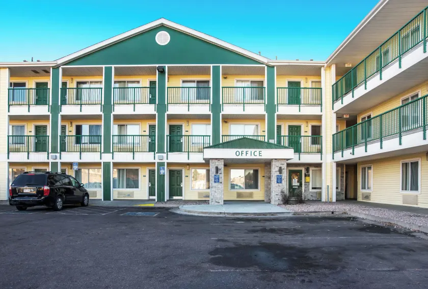 HomeTowne Studios by Red Roof Colorado Springs - Airport - Image 1