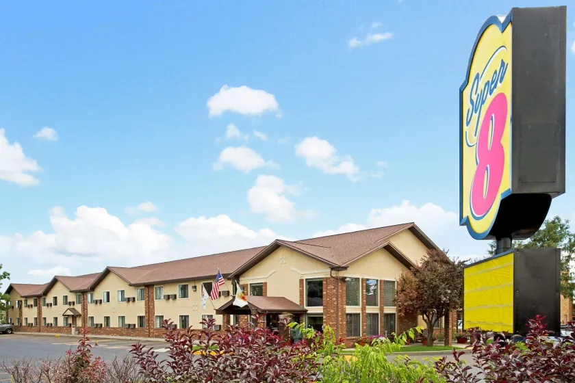 Super 8 by Wyndham Longmont/Twin Peaks - Image 1